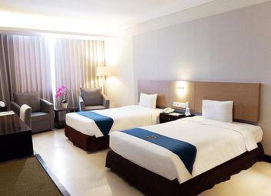 Grage Hotel Cirebon Exteriör bild