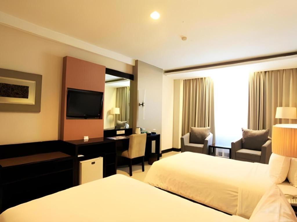 Grage Hotel Cirebon Exteriör bild
