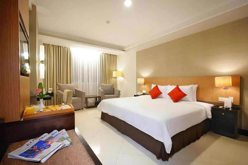 Grage Hotel Cirebon Exteriör bild