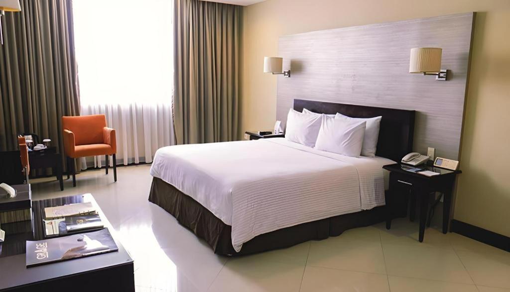 Grage Hotel Cirebon Exteriör bild