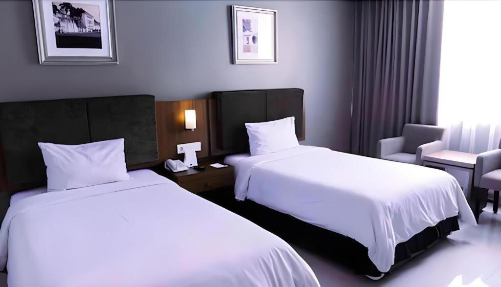 Grage Hotel Cirebon Exteriör bild