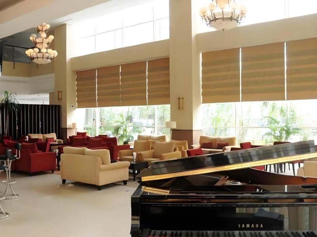 Grage Hotel Cirebon Exteriör bild